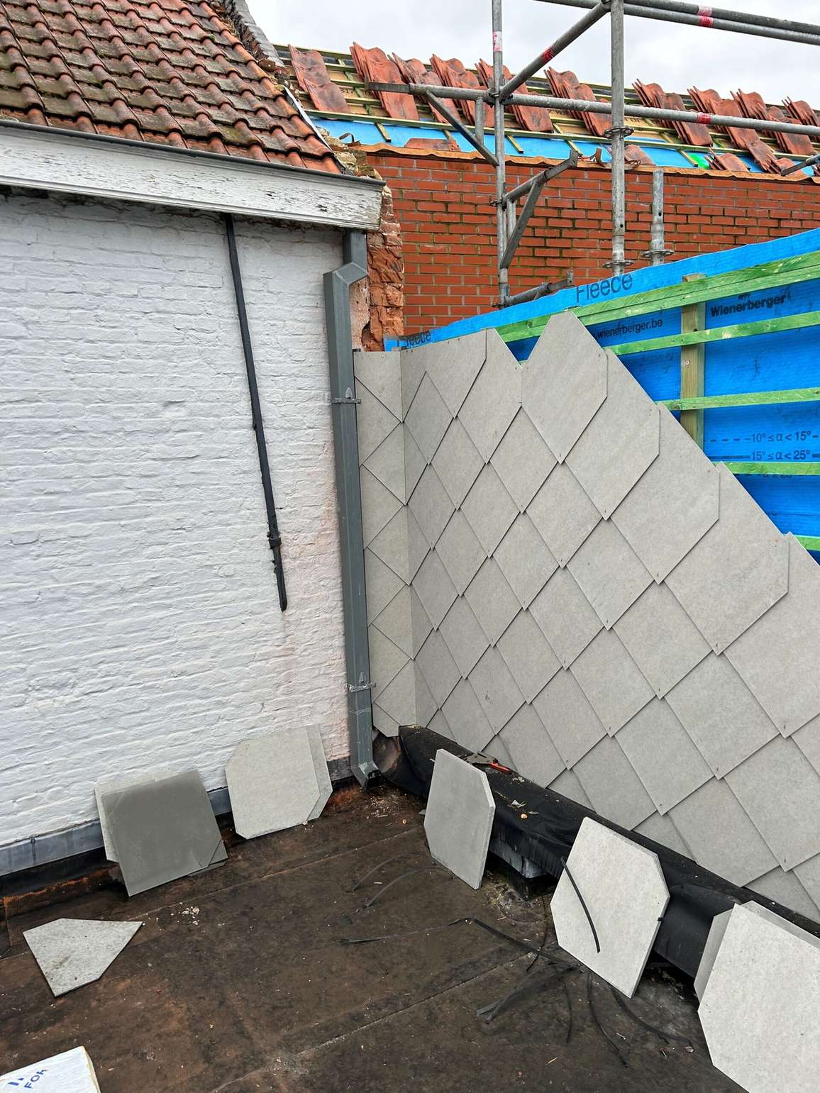 Gevelbekleding in leien bij een dakkapel