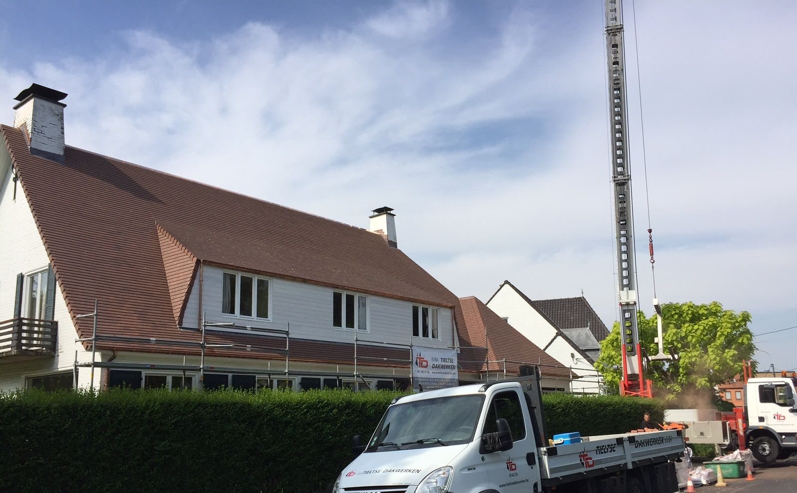Woning met een hellend pannendak en een vrachtwagen ervoor