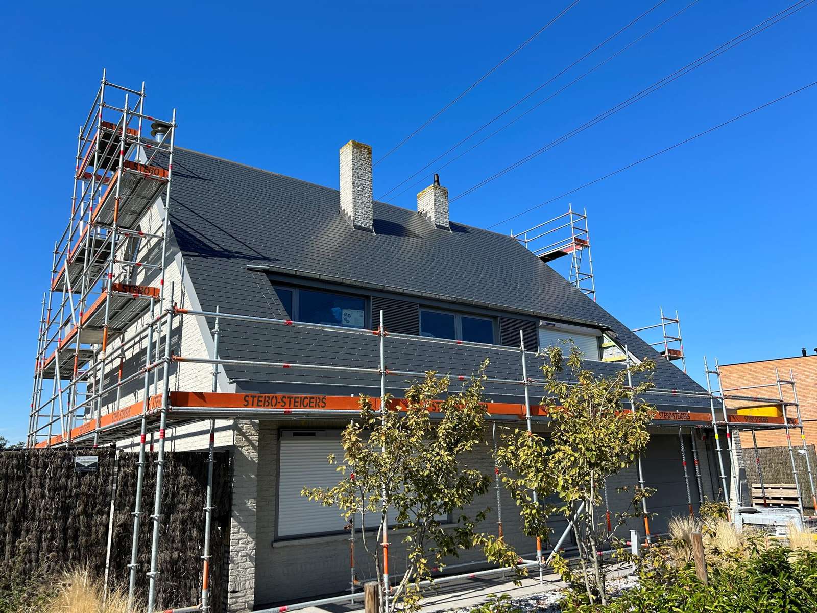 Woning met een nieuw dak, in de steigers