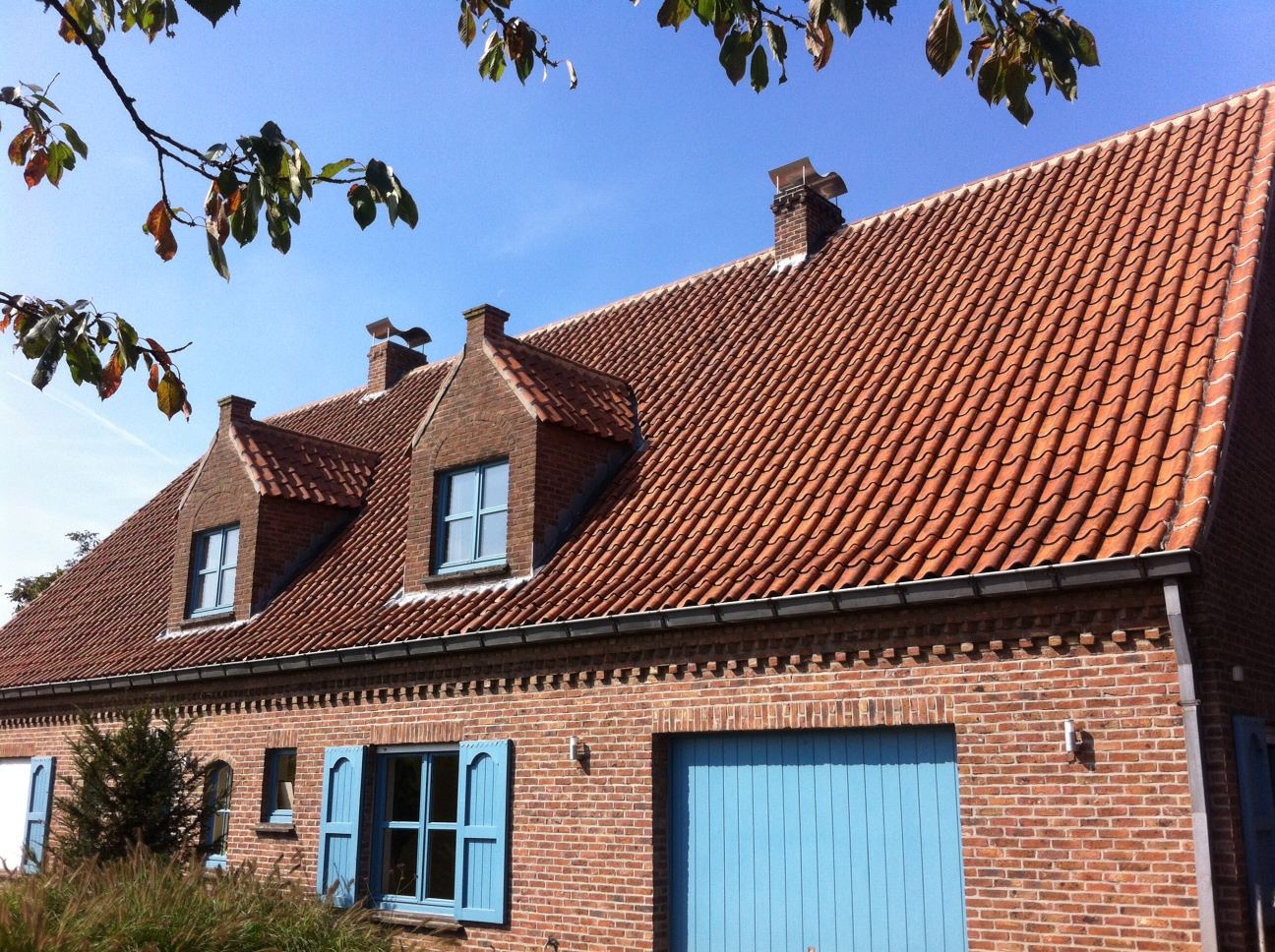 Hetzelfde dak na het reinigen