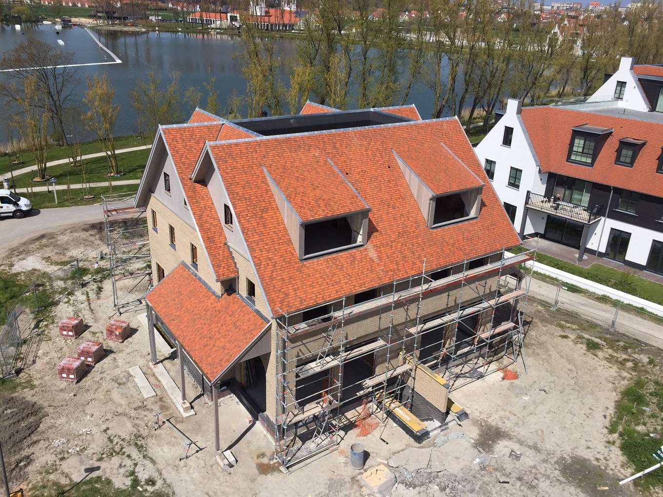 Nieuwbouwwoning met een pannendak in de steigers